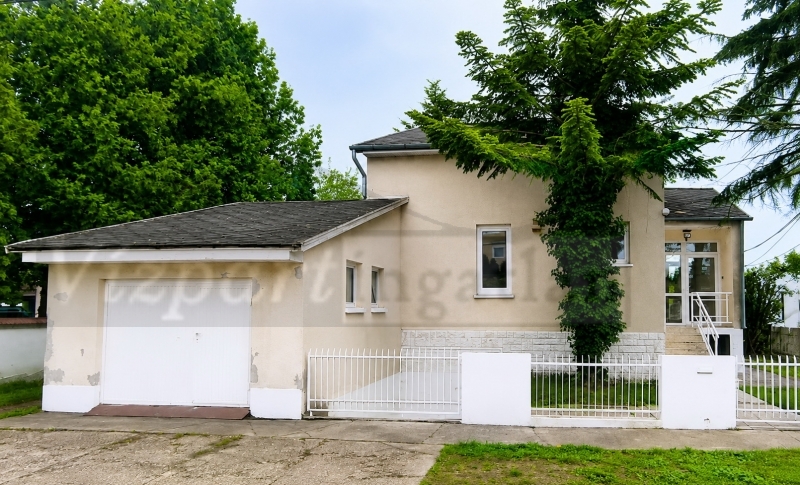 	Szigetszentmiklóson Dunapart közelében eladó egy netto 130 nm-es kétszintes plusz 80 nm szuterénes 25,5 nm garázsos családi ház 567 nm telekkel!